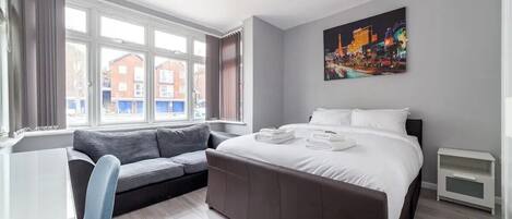 4 bedrooms, desk, iron/ironing board, travel crib