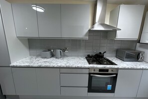Fridge, microwave, oven, stovetop - Holiday Home near tube station! (Greater London)
