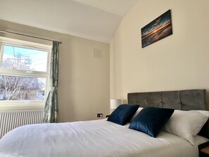 2 bedrooms, iron/ironing board, free WiFi, bed sheets - Holiday Home near tube station! (Greater London)