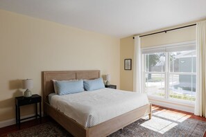 5 bedrooms, desk, travel cot, free WiFi