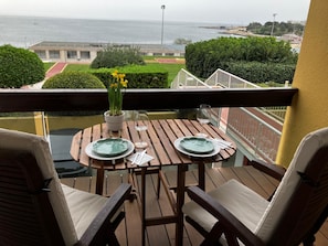A wooden table set for two with a view of the sea. - Oceanview 4 U - Close to Lisbon! (Oeiras)