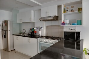 Kühlschrank, Mikrowelle, Ofen, Wasserkocher mit Kaffee-/Teezubehör