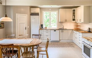 Kjøleskap, ovn, kokeplater og oppvaskmaskin