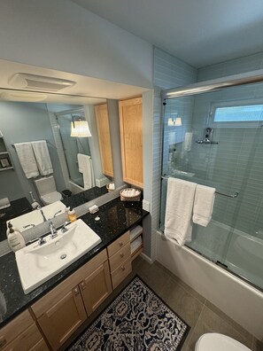 Hair dryer, towels, soap, shampoo - Enjoy all the comforts of home in a safe, wooded area of NE Seattle, close to UW (Seattle)