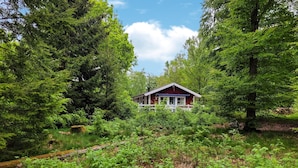 A cabin surrounded by dense forest with a clear sky. - Gorgeous home in örkelljunga with WiFi (Örkelljunga)