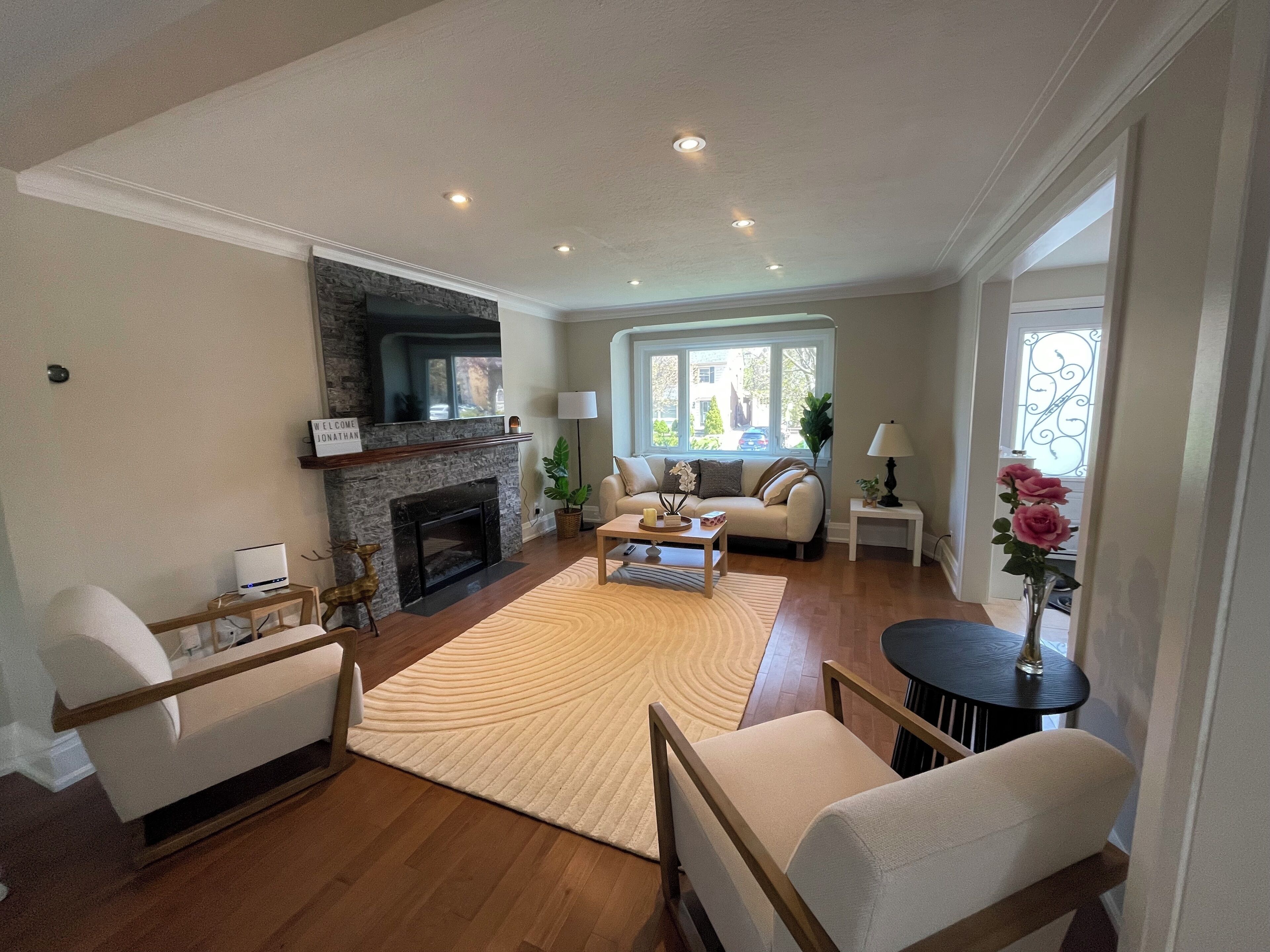 Smart-TV, Kamin, Videospiele, Tischfußball