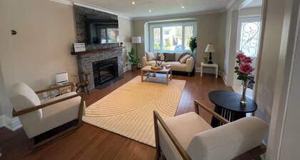Cozy House, cottage style in midtown Toronto. Great for Family. Pet friendly