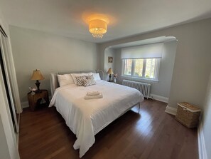 3 bedrooms, in-room safe, desk, iron/ironing board - Cozy House,  cottage style in midtown Toronto. Great for Family. Pet friendly  (Toronto)