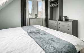 3 bedrooms, travel cot, free WiFi, bed sheets - 3 bedroom cozy home in Vlagtwedde (Vlagtwedde)
