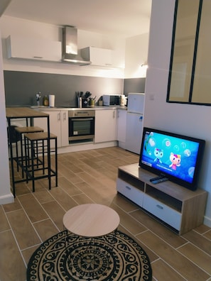 Microondas, horno y placa de cocina