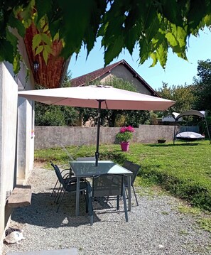 Outdoor dining - Maison Avec Terrasse (Fesches-le-Châtel)