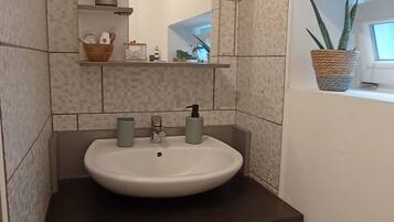 Serviettes fournies, savon, papier toilette