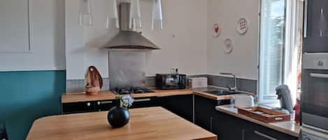 Een koelkast, een microgolfoven, een oven, een vaatwasser