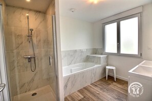 Douche, sèche-cheveux, serviettes fournies