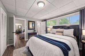 2 Schlafzimmer, Schreibtisch, Bügeleisen/Bügelbrett, Reisekinderbett