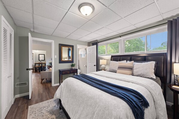 2 habitaciones, escritorio y tabla de planchar con plancha