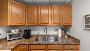 Kylskåp, mikrovågsugn, ugn och spishäll