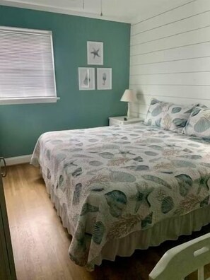 3 bedrooms, iron/ironing board, travel crib, free WiFi - NEW LISTING!!! Pop's Coastal Cottage only a Block to the Sandy Bay Beach (Lower Township)