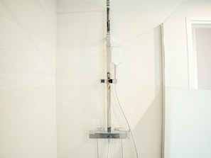 Shower, hair dryer, towels - The Chinchauvaud Cosy - Oasis of Freshness in the Heart of the City (Limoges)