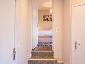 1 habitación, tabla de planchar con plancha, cuna de viaje y wifi 