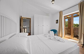 4 عدّة غرف نوم وخزنة داخل الغرفة وسرير سفر وواي فاي مجانًا