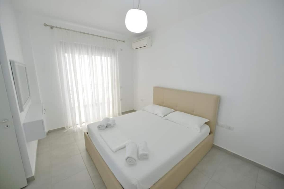 Comfort appartement, 2 slaapkamers, keuken, uitzicht op zee | 1 slaapkamer, donzen dekbedden, een bureau, geluiddichte muren