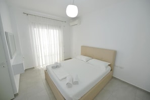 Apartamento conforto, 2 quartos, cozinha, vista para o mar | Edredons de pluma, escrivaninha, quartos à prova de som