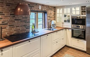 Kühlschrank, Geschirrspüler, Wasserkocher mit Kaffee-/Teezubehör