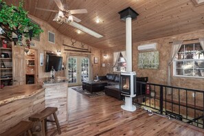 Smart TV, fireplace - Utopia Breeze In the Historic Upper Canyon (Ruidoso)