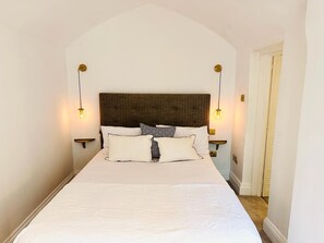 2 quartos, escrivaninha, ferros/tábuas de passar roupa