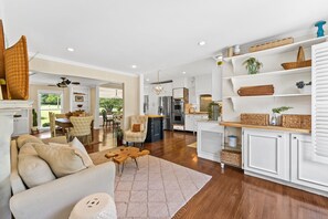 TV connectée, cheminée, livres