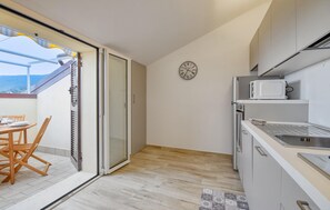 Kühlschrank, Mikrowelle, Herdplatte, Geschirrspüler