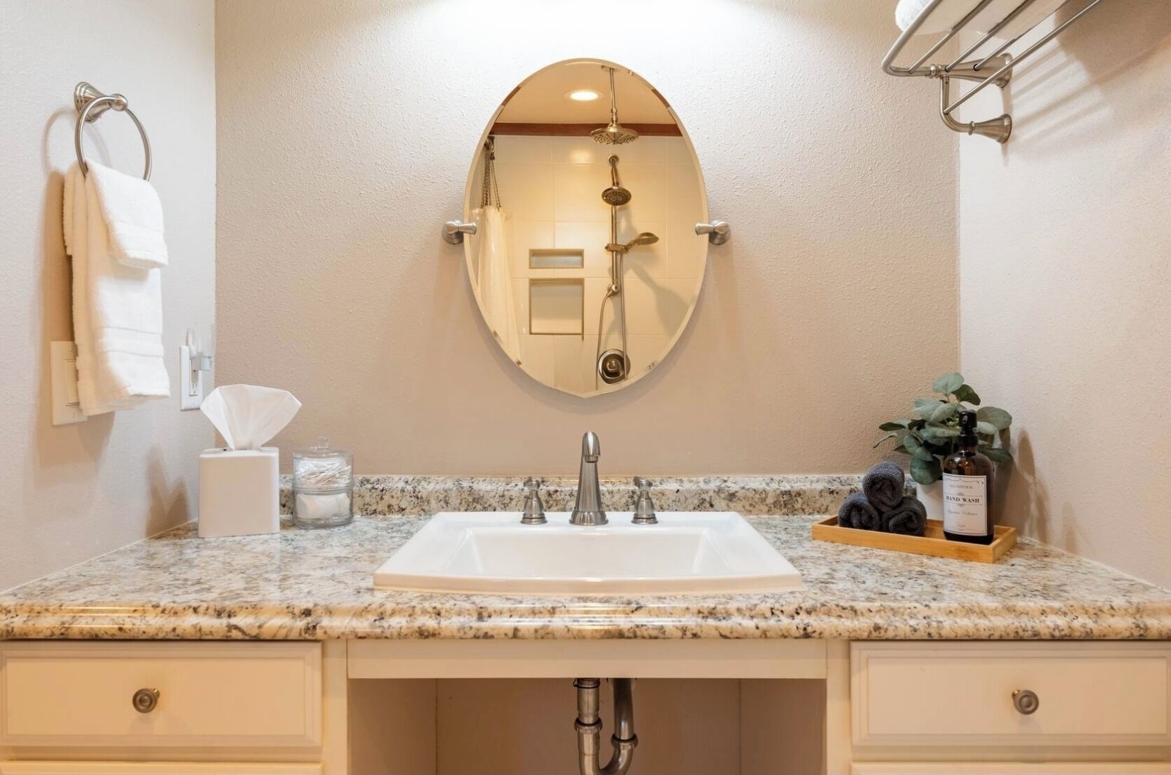 Regadera, secadora de cabello, toallas, jabón 