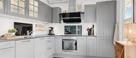 ثلاجة، فرن، موقد طهي مسطح، غسالة أطباق