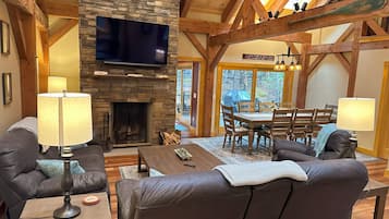 TV connectée, cheminée, livres