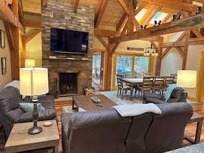 智能电视、壁炉、书