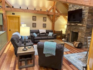 智能电视、壁炉、书