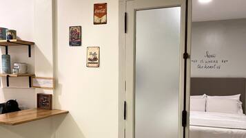 1 habitación, tabla de planchar con plancha, wifi y ropa de cama