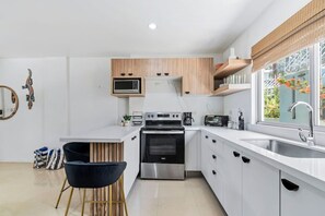 Køleskab, mikrobølgeovn, ovn, kogeplade