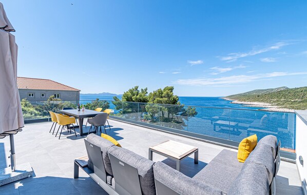 Outdoor dining - Beautiful home in Zavalatica (Zavalatica)