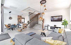 TV - Beautiful home in Zavalatica (Zavalatica)