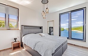 3 habitaciones, tabla de planchar con plancha y cuna de viaje 
