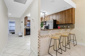 Microwave, oven, stovetop, dishwasher - Entire home in Naples, Florida (Naples)