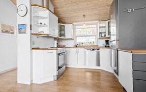 ثلاجة، موقد طهي مسطح، غسالة أطباق، ماكينة لصنع القهوة/الشاي