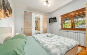 2 bedrooms, travel cot, free WiFi, bed sheets - Gorgeous home in Perusic (Perusic)