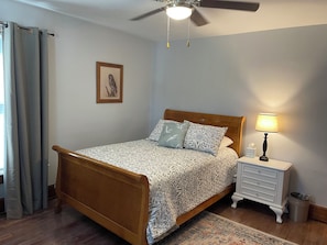 4 bedrooms, travel cot, free WiFi, bed sheets - The Adolphus - 4 Bedrooms, 2 Baths. Sleeps 8 comfortably!  (Oak Harbor)