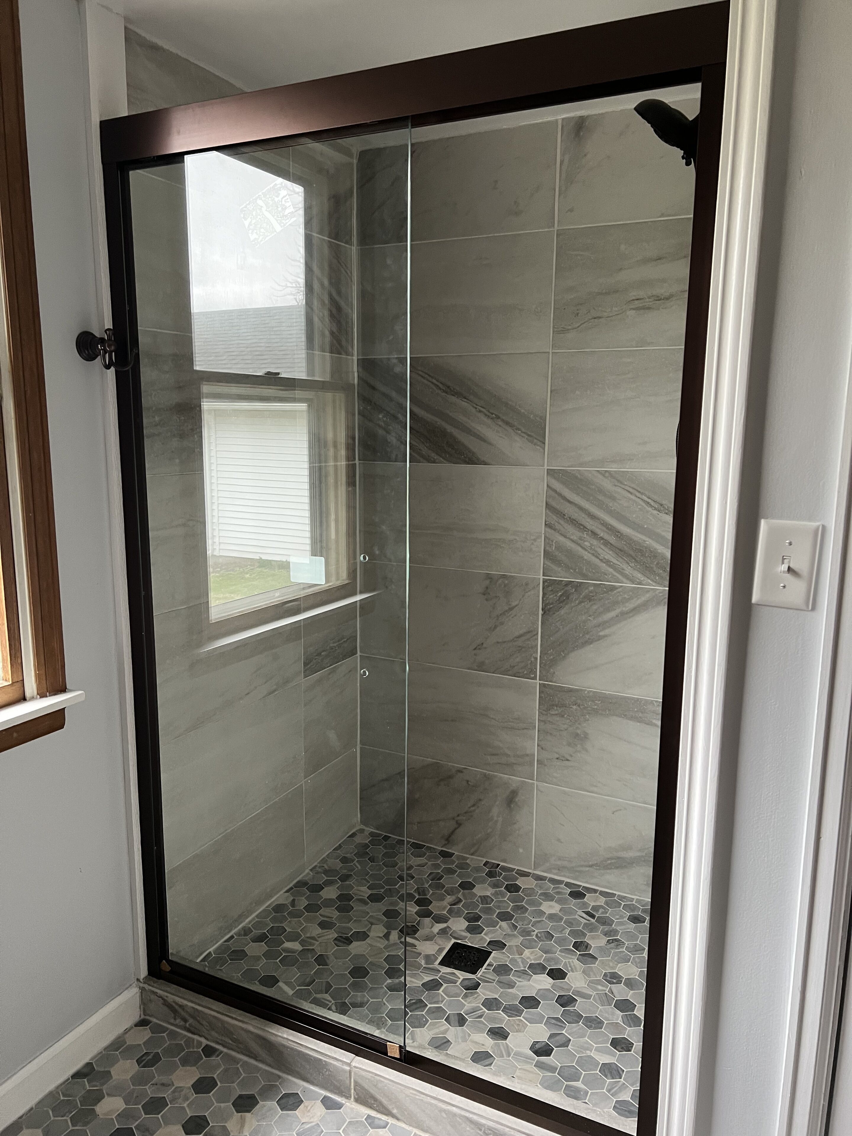 Douche, sèche-cheveux, serviettes fournies, savon