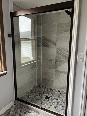 Douche, séchoir à cheveux, serviettes fournies, savon