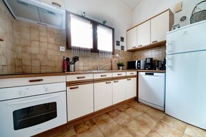 Kylskåp, mikrovågsugn, diskmaskin och brödrost