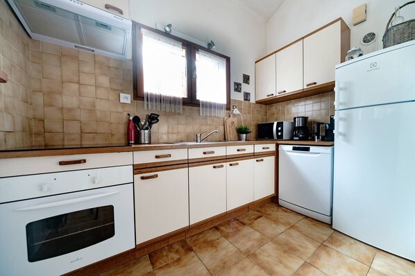 Kühlschrank, Mikrowelle, Geschirrspüler, Toaster